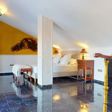 Majestic By The Heated Private Pool & Jacuzzi Villa