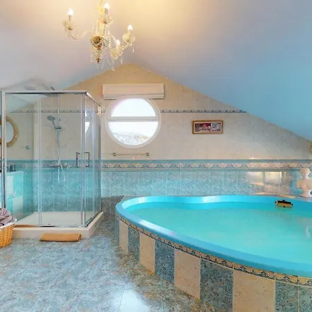 Majestic By The Heated Private Pool & Jacuzzi