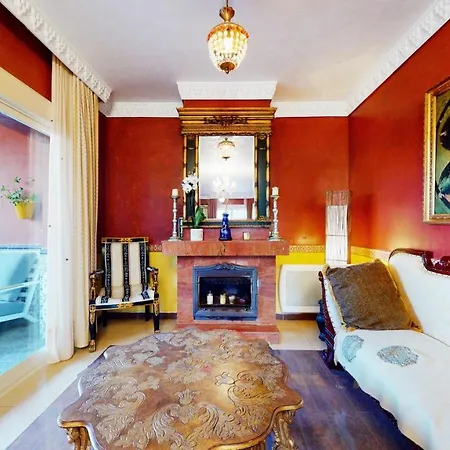 Majestic By The Heated Private Pool & Jacuzzi Villa