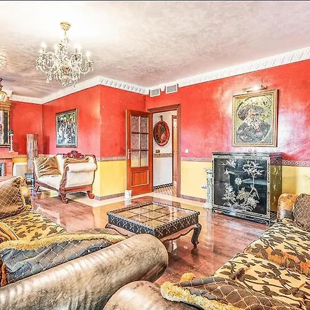 Majestic By The Heated Private Pool & Jacuzzi Villa